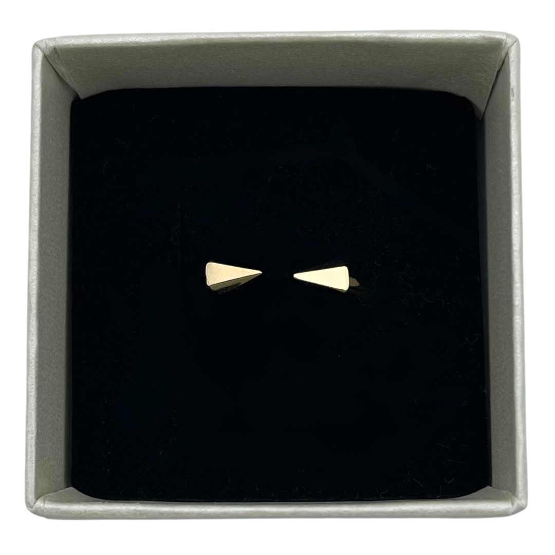 Goldring mit Nieten
